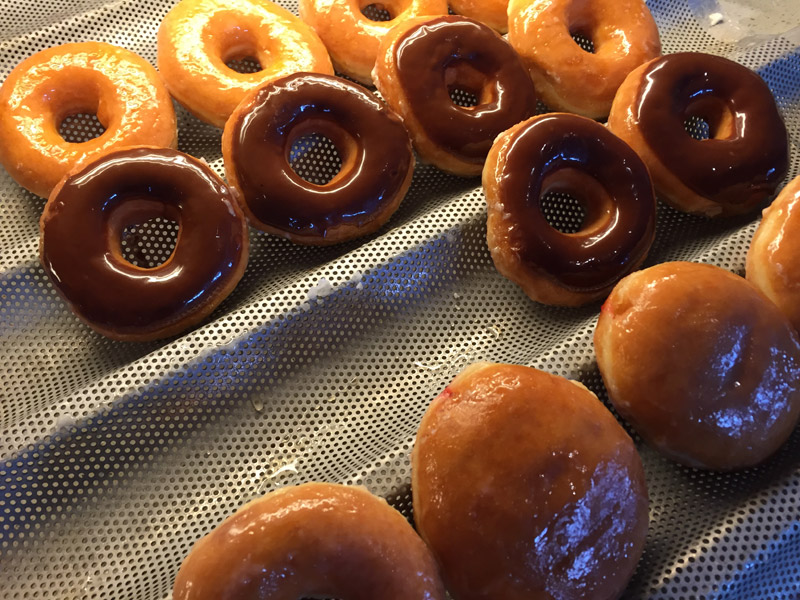 comida no cruzeiro Disney: donuts Krispy Kreme no café da manhã no Cabanas