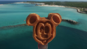 comida no cruzeiro Disney: mickey waffle com vista de Castaway Cay