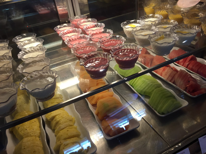 comida no cruzeiro Disney: Frutas e iogurtes naturais no café do Cabanas 
