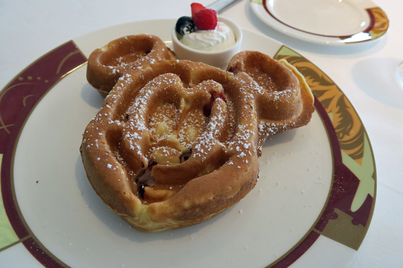 comida no cruzeiro Disney: Mickey waffle no brunch do Palo
