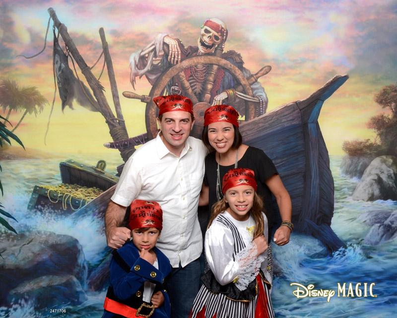Um dos painéis montados no navio no dia da festa do Pirata no Disney Magic