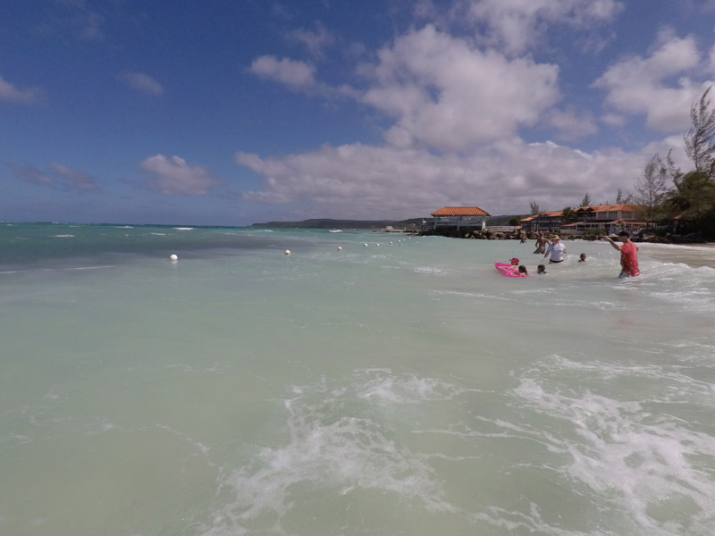 passeio na Jamaica: mar mexido na praia de Blue Waters