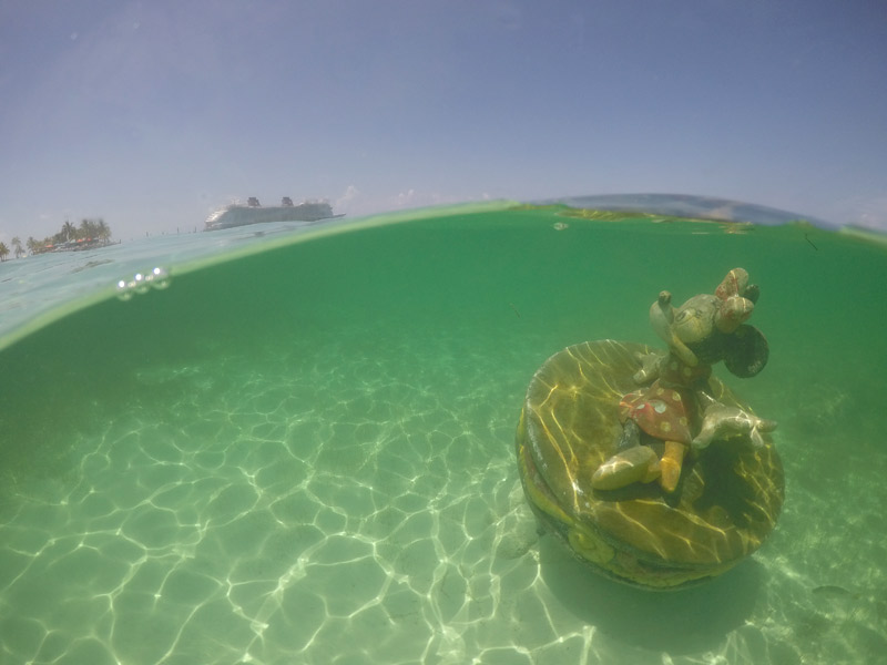 Minnie submersa em Castaway Cay, a ilha da Disney