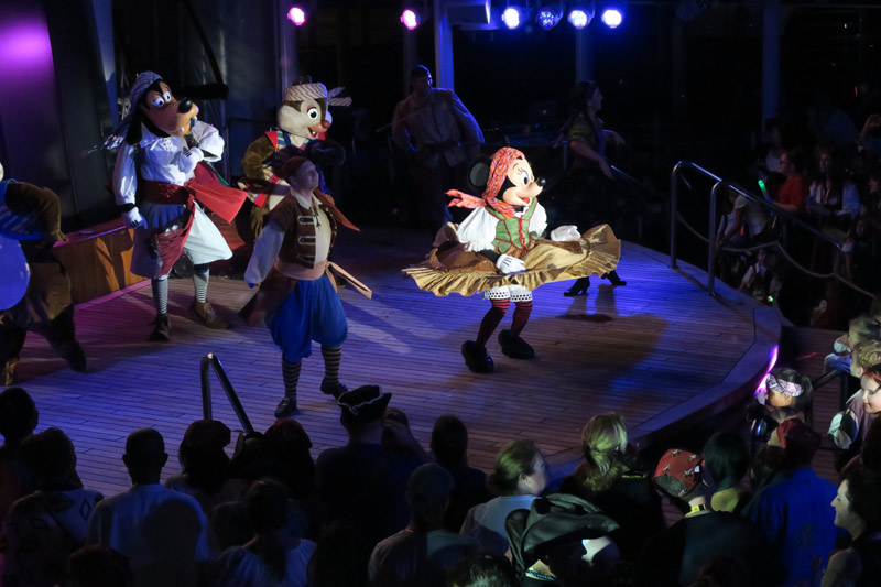 Minnie dançando durante a festa do Pirata no Disney Wonder