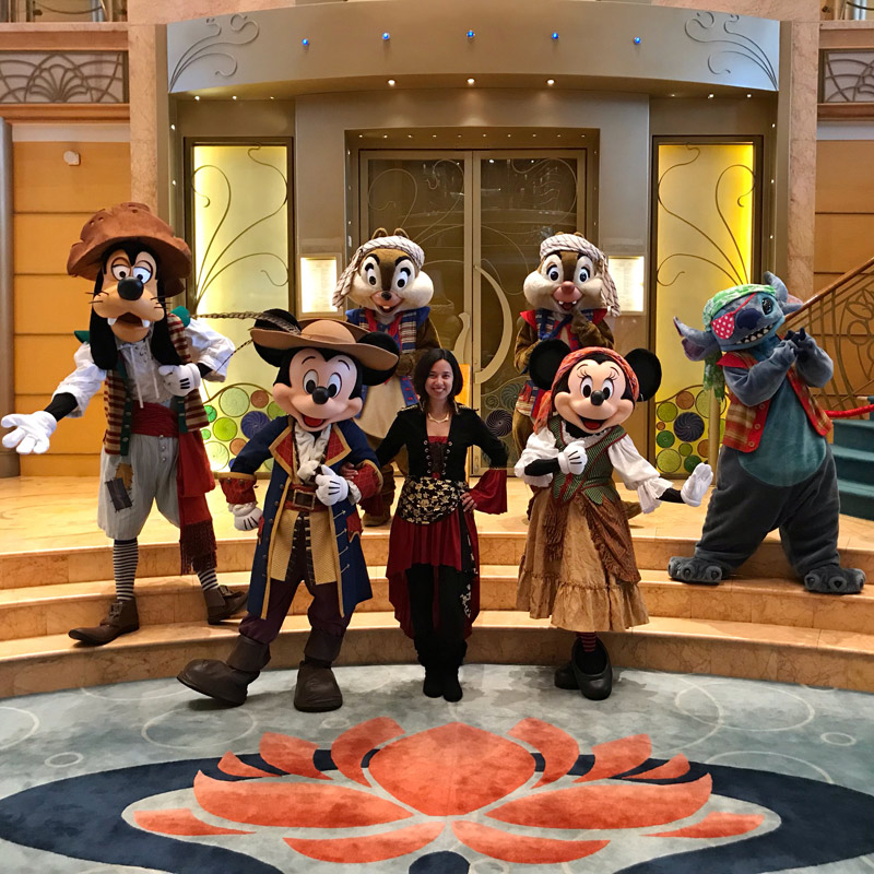 Foto com o grupo de personagens em roupas de Pirata no Disney Wonder pelo Canal do Panamá