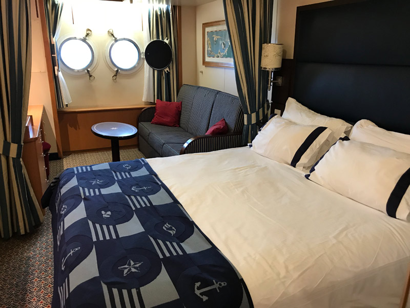 Uma cabine Oceanview com duas janelas pequenas no deck 1 do Disney Wonder
