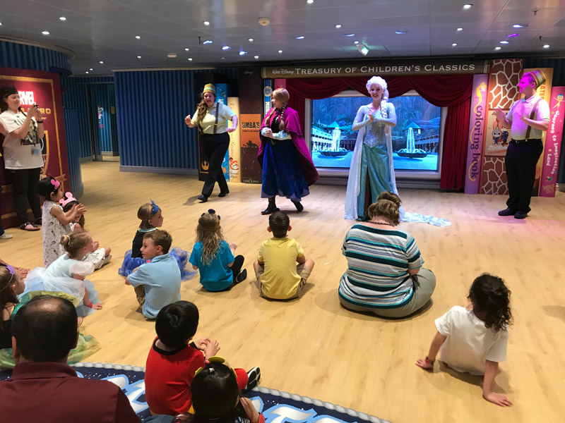 Atividade com as princesas de Frozen no Oceaneer Club do Disney Wonder