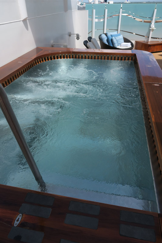 Benefícios da Cabine Concierge nos cruzeiros Disney: A hot tub do Concierge Sun Deck estava vazia